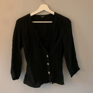 Tröja - Säljer denna fina tropp ifrån Monki. Använt fåtal gånger. Köparen står för frakten 