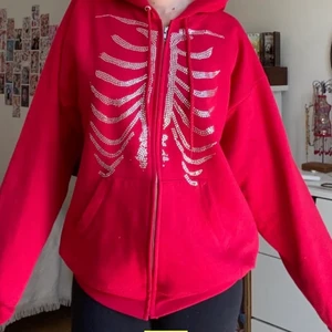 rhinestone zip up - säljer min älskade zip up, köpt här på plick och den är i nyskick! Köpt för 620kr och säljer för 380kr+frakt💕💘💓💗