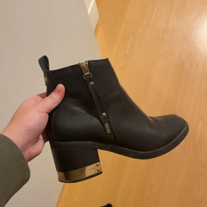 Högklackat  - Gulddetaljer 