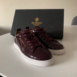 Morris Sneaker - Dam - Vinröda sneakers från Morris. Storlek: 37. Toppskick då de är helt oanvända! Säljer pga att det är lite för stora för mig. (Nypris 1599kr) Bjuder såklart på frakten! 