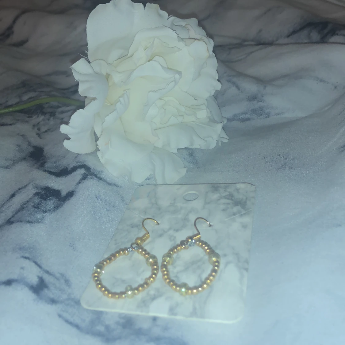 Ett par handgjorda örhängen.