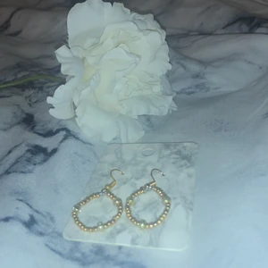 Ett par handgjorda örhängen. - Handgjorda örhängen med guldpärlor. Ej nickel fria krokar.