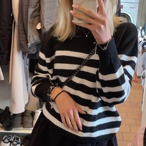 Randig stickad tröja - Randig stickad tröja ifrån hm❤️ slutsåld!! I fint skick💖BUDET ÄR INTE 270 UTAN 260!!