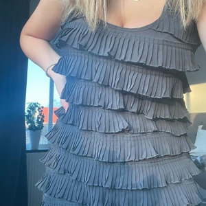 Kort och söt klänning  - Säljer en klänning som inte kommit så mycket till användning, så den är fortfarande i bra skick. Ganska kort men inte för kort. Köparen står för frakten!😊