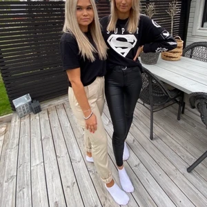 Beiga cargo byxor  - Snygga cargo byxor från barn avdelningen på Lindex. Storlek 170 och jag är vanligtvis en S. Jag är 163 cm lång. Använda 1 gång. 