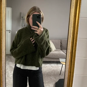 Grön stickad tröja - Grön stickad tröja från Gina Tricot. Är väl använd och därför lite nopprig men är inget man tänker på🥰