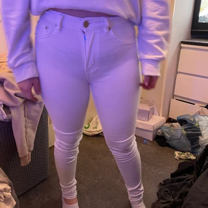 Vita jeans  - Vita jeans från lager157 sitter bra och d är modellen snake. 