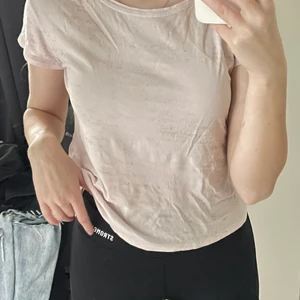 t-shirt från h&m - t-shirt i strl 134-140 från h&m, ljust rosa med guldglitterkorn.