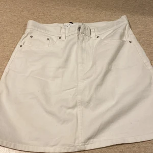 Vit kjol  - Helt ny vit kjol fin till sommaren köpte den för 200 kr säljer den för 70 kr den e från hm och är i storlek 40