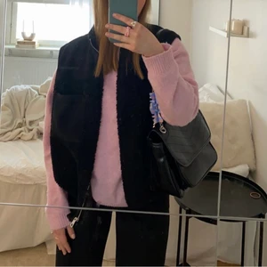 Svart Teddy väst - Bra skick, köpare står för frakt💗