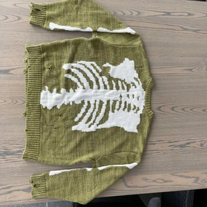 Distressed skeleton sweater - Helt ny i storlek small sitter som (oversized medium eller vanlig large)                                                                    Den satt för stort ville ha en tightare fit