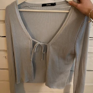 Kofta från bikbok stl xs - Jätte gullig ljusblå kofta från bikbok, använd fåtal gånger. Mycket fint skick! 💕