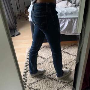Säljer dessa low waist 571 mörkblå Levis jeans, jag köpte dessa jeans här på Plick, och säljer dem för de visade sig att de var för långa för mig, (det ör inte mina bilder) men de satt jättefint när jag fick de.💕