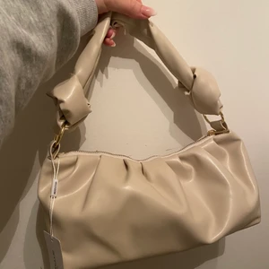 Axelväska  - Säljer denna fina axelväska, har precis köpt den men använder inte den. Prislappen finns kvar. Köptes för 350 kr