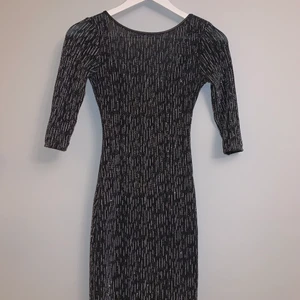 Tight glittrig klänning  - Tight glittrig festklänning mid 3/4 ärmar. Perfekt för t.ex nyårsfiranden. Använd ett fåtal gånger.Djup U-urringning på ryggen ~BETALNING SKER VIA SWISH~