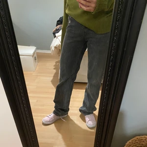 Långa jeans  - Långa raka jeans med slitningar från zara. Jag är 1,65 ungefär💓