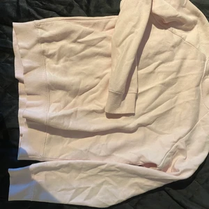 Gullig crewneck - En fin crewneck i storlek S men passar även XS. Köpt från CLUB extra pris och är i pastellfärg/babyfärg i rosa- syns inte så bra på bild. Nästan aldrig använt och säljer då den tar upp plats i garderoben🤗 kunden står för frakt:) nypris 150kr men säljer för 40kr💞