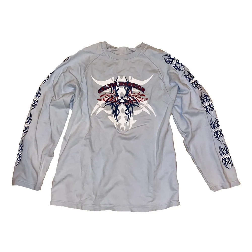 Skön långärmad cool y2k tröja med häftigt tribal print💯 unisex tröja i M (kille) L (tjej) storlek. Tröjor & Koftor.