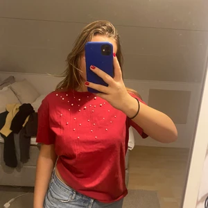 Zara tröja med pärlor  - Säljer denna super snygga tröja från zara då den inte kommer till användning längre. Den köptes för 249 och är använd ett fåtal gånger och är nästan i nyskick! 