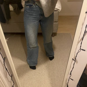 Monki byxor  - Säljer dessa jeansen som inte kommer till användning längre, super trendiga jeans från monki i modellen Yoko! 🤩