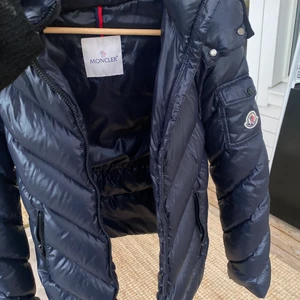 MONCLER JACKA - säljer nu min fina moncler jacka i storlek 14y 164cm. Skulle säga att den är en S! Modellen är BROUEL GIUBBOTTO . Kan mötas upp i Göteborg! 💕