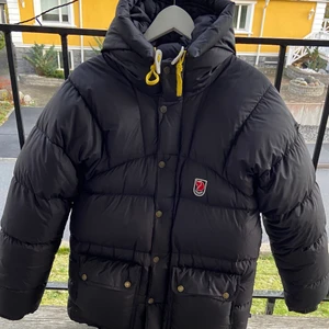 Fjällräven XXXS svart dunjacka  - Jackan är såld för köp direkt. Har fått över 150 meddelanden, ska försöka hinna svara och skicka bilder❤️. Jacka från fjällräven xxxs svart den har ett hål på ena fickan på flärpen som hänger över själva fickan,kan stoppas in i fickan och ett på armen. Går säkert att laga men har själv inte försökt. Kom med bud! Jag har inte så mycket tid över just nu så svarar så fort som möjligt ❤️ finns i Segeltorp eller möts i Fruängen. Är aldrig i stan så möts ej där, annars med posten🌸 köp direkt för 4000kr