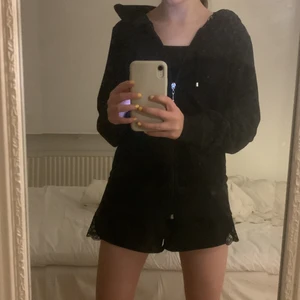 Hoodie - Suuuper gosig svart hoodie me dragkedja och snören💞Köpt för ca 180 o säljer för 120💞