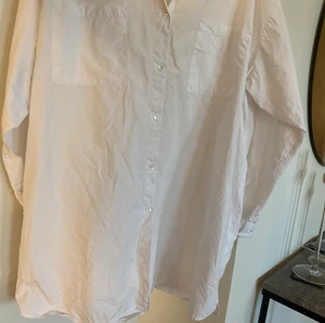 oversize skjorta/skjortklänning stl m/l - Skjortklänning i storlek M/L. 