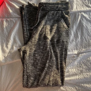 Gymshark slounge - Mörkgrå. Sparsamt använda. Något "noppiga" om man kollar noggrant.