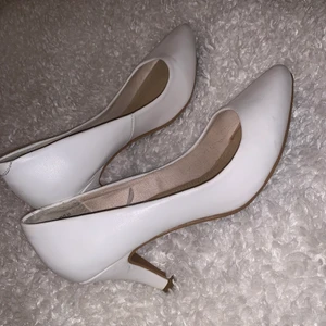 37 - Den sko jag köpte från din sko bara för min prilöp användat och den 37 jätte liten jag använder 38 för att bli själa den