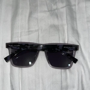 Marc jacobs  - Säljer helt nya Marc jacobs solglasögon eftersom dom inte används. 