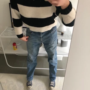 Stickad tröja - Väldigt cool och stilsäker stickad tröja! Den är lite kortare än vanliga tröjor, vilket blir väldigt snyggt till lågmidjade brallor! Det är en oversized barnstorlek, skulle säga att den sitter som en S/M!