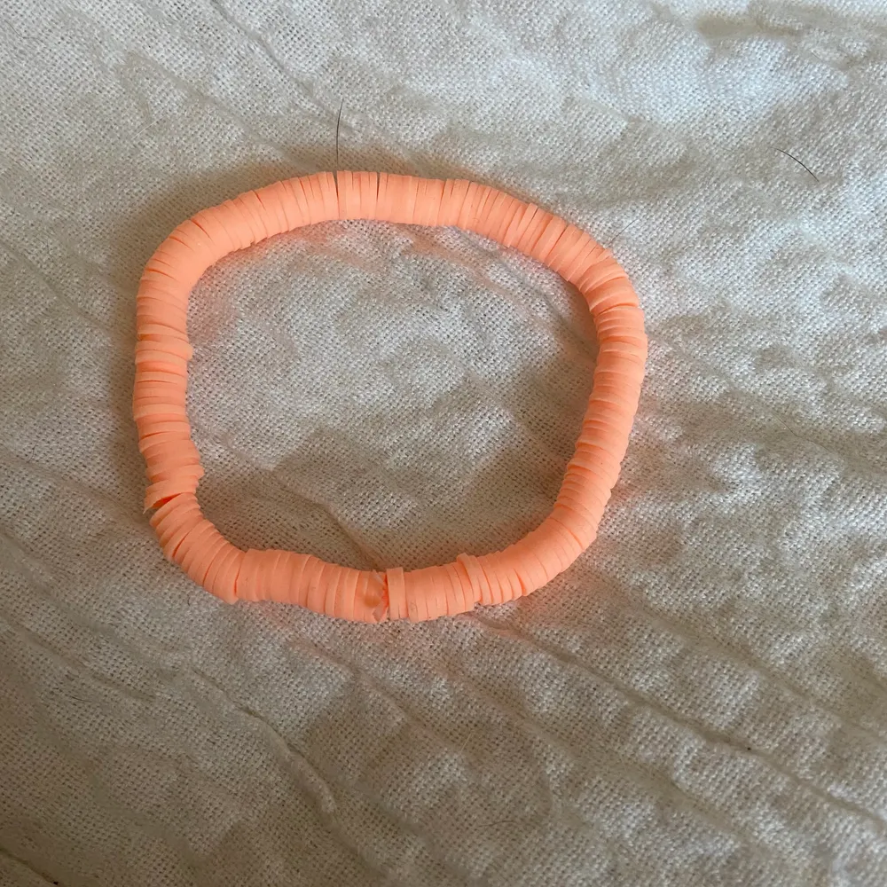 Fint peach färgat armband som aldrig är använd 🤩🤩. Accessoarer.