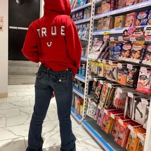 True religion jeans - ‼️‼️FÖRSTA ÄR LÅNAD BILD!!! ‼️‼️Världens snyggaste jeans! Ett par lågmidjade true religion jeans i storlek 28. Kontakta för mer bilder och info!