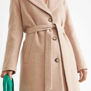 Alpaca blend coat - Beige kappa från & other stories (nypris 1950kr) säljer pga för kort i ärmarna på mig (jag är 174cm lång). Helt nytt skick med lappen och extra knapp kvar🥰 PASSAR upp till storlek 36