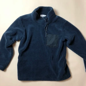 Weekday Kofta S - As skön Weekday kofta som är väldigt varm i storlek S. Knappt aldrig använd, perfekt både för inomhus samt utomhus. 