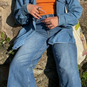 Wera Jeans 36 - Raka jeans från Wera i kort modell. Säljer pga. För tighta och korta på mig som ni kanske ser på bild 2 & 3🙈 Är i suveränt skick (nästintill nyskick) och av otrolig kvalitet!!😍 Nya Wera jeans brukar ligga runt 600kr i pris. Strl. 36