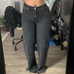 Zara jeans  - Helt nya zara jeans, använda en gång. Säljer för att de är lite för tajta. Sitter så fint, midjan går liksom rakt och ger en illusion av en mindre midja. Väldigt lite långa på mig men blir fint med skorna (jag är 164cm). Är jätte fint där bak och har en slits på varje ben längst nere. Om det är många som är interesserade blir det budgivning. Skriv för mer info!! 