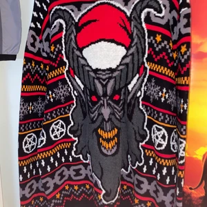 Killstar stickad tröja - Mysig jultröja från Killstar. 10/10 cond. Använd en gång. Köpt för 600kr (exkl frakt och tull). Strl L, men är liten i storleken. 