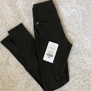 Nya träningstights  - Nya träningstights från Fabletics! Mörkgröna och supersnygga! Säljer pga köpt dubbelt... Helt oanvända! Storlek XS💗