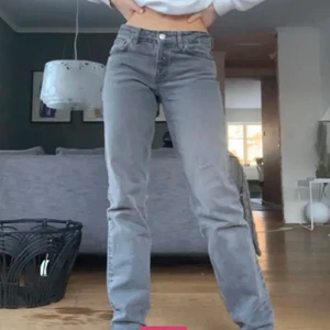 Zara unit 03 - Kanske vill sälja dessa skit snygga och populära zara unit 03 jeans i 36, då det är lite försmå. Om det är många som är intresserade så kommer jag nog sälja eller ha budgivning. Kan också byta dessa mot ett par 38!! Första bilden är lånad, resten är mina!