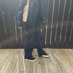 Raka jeans  - Så fina jeans från monki, de är tyvärr lite för små för mig nu! Super sköna och perfekta i längden💜