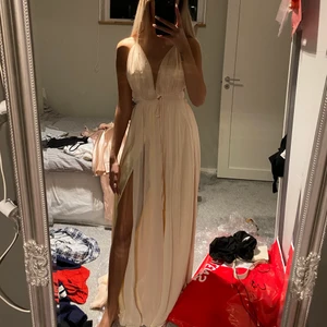 Balklänning  - Väldigt fin oanvänd balklänning i stl xs-s från youmefashion säljer pga att jag har en annan att använda till balen, ny pris 1899kr