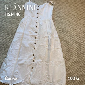 Vit klänning  - Klänning i mycket fint skick. Använd endast två gånger, från H&M storlek 40.