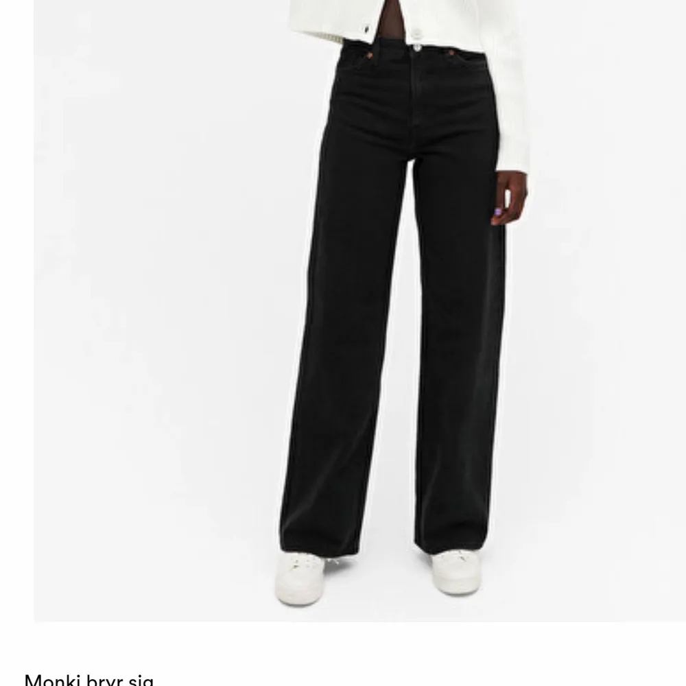 Jag säljer dessa svarta jeans från Monki i modellen Yoko för att dom har blivit för korta på mig så har därför slutat använda dom. Jag är 175cm lång. Dom har inga slitningar någonstans men har blekts lite av tvätten. Om ni är intresserade eller har några frågor kan ni skriva privat 🤍🤍 jag tar emot swish och köparen står för frakten. Jeans & Byxor.