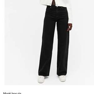 Jag säljer dessa svarta jeans från Monki i modellen Yoko för att dom har blivit för korta på mig så har därför slutat använda dom. Jag är 175cm lång. Dom har inga slitningar någonstans men har blekts lite av tvätten. Om ni är intresserade eller har några frågor kan ni skriva privat 🤍🤍 jag tar emot swish och köparen står för frakten