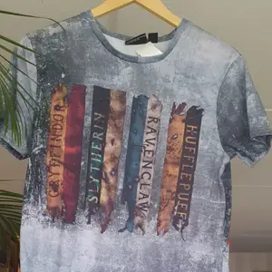 Säljer min söt unik åkt  unisex Harry Potter T.SHIRT som kan vara användas I olika Stiller och passar till allt och till båda kön. Den är I mycket bra skick och användade bara 2 gånger. Finns fler bilder och bud I kommenterna 