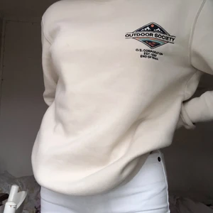 Sweatshirt  - Fin sweatshirt från Hm mans avdelningen. Storlek xs men passar från Xs-M skulle jag säga. Använd men i mycket bra skick!