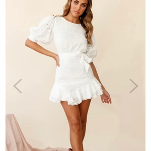 Vit klänning  - Superfin klänning från selfie leslie. Endast testad och upptäckte då att den var för liten, så lappar osv finns kvar! Klänningen är slutsåld på hemsidan och det är även därifrån bilderna på klänningen kommer ifrån! 🧘🏼‍♀️🌷 https://www.selfieleslie.com/ruth-puff-sleeve-open-back-broderie-anglaise-dress-white 