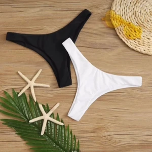 Bikinitrosor från Shein - !Då vinnaren av min senaste budgivning ej svarat lägger jag ut dessa på nytt!                                                  Jättegulliga bikinitrosor från Shein! Endast testade men säljer pga att de var försmå (har vanligtvis strl S), strl XS, verkligen så så fina!! Utropspriset är 60kr! Buda i budgivningen💘